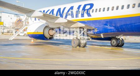 1. Februar 2024 Paris Frankreich Ryanair-Flugzeug in blau und weiß bereitet sich auf den Start vor Stockfoto