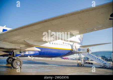 1. Februar 2024 Paris Frankreich Ryanair-Flugzeug in blau und weiß bereitet sich auf den Start vor Stockfoto