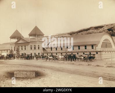 Hot Springs, SD Außenansicht des größten Tauchbadehauses in den USA auf FE und MV R'y, 1891. Großes Gebäude mit mehreren Pferden und Kutschen davor. Stockfoto