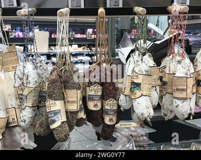 FRANKREICH, BORDEAUX, 2. Februar 2024: Salamiwurst im Supermarkt Stockfoto