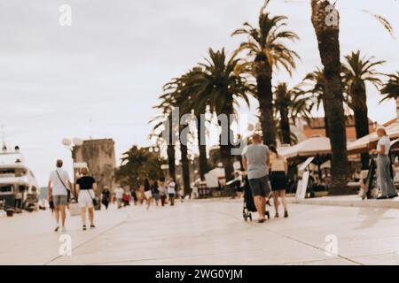 Unscharfe Sicht auf den Damm der Altstadt von Trogir, Kroatien. Stockfoto