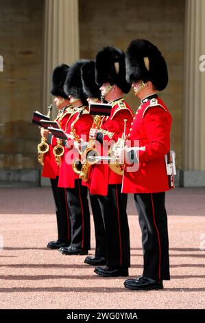 Queen's Guard, Changing the Guard, Changing of the Guard vor dem Buckingham Palace, London, Region London, England, Vereinigtes Königreich Stockfoto