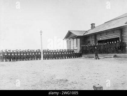 Chinesische Gefangene in der Aleksandrowsk Post, 1890. Die Fotografien wurden auf der Insel Sakhalin während des späten 19. Und frühen 20. Jahrhunderts aufgenommen und bieten seltene Einblicke in die Siedlungen, Gefängnisse und Bewohner der Insel. Die Insel Sachalin wurde vom kaiserlichen Russland als Strafkolonie und Exilort für Kriminelle und politische Gefangene genutzt. Die Sammlung zeigt das öffentliche Leben und die Institutionen in der Stadt Aleksandrowsk Post, Sträflinge, die unter harten Bedingungen oder in Ketten arbeiten, und politische Gefangene. Die Fotografien zeigen auch das tägliche Leben der Niwkh, die im Norden des Landes beheimatet sind Stockfoto