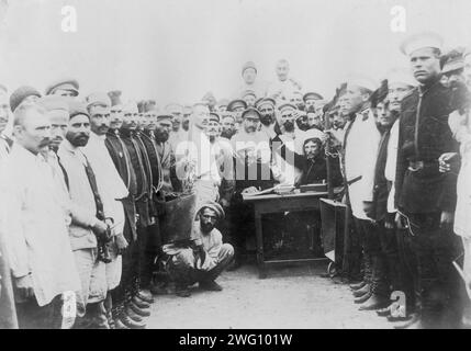 A Group of Hard Labor Häftlinge, 1890. Die Fotos wurden auf der Insel Sakhalin während des späten 19. Und frühen 20. Jahrhunderts aufgenommen und geben seltene Einblicke in die Siedlungen, Gefängnisse und Bewohner der Insel. Die Insel Sachalin wurde vom kaiserlichen Russland als Strafkolonie und Exilort für Kriminelle und politische Gefangene genutzt. Die Sammlung zeigt das öffentliche Leben und die Institutionen in der Stadt Aleksandrowsk Post, Sträflinge, die unter harten Bedingungen oder in Ketten arbeiten, und politische Gefangene. Die Fotografien zeigen auch das tägliche Leben der Niwkh, die im nördlichen Teil der Stadt beheimatet sind Stockfoto