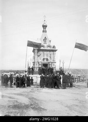 Gebet in einer Kapelle, 1890. Die Fotografien wurden auf der Insel Sakhalin während des späten 19. Und frühen 20. Jahrhunderts aufgenommen und bieten seltene Einblicke in die Siedlungen, Gefängnisse und Bewohner der Insel. Die Insel Sachalin wurde vom kaiserlichen Russland als Strafkolonie und Exilort für Kriminelle und politische Gefangene genutzt. Die Sammlung zeigt das öffentliche Leben und die Institutionen in der Stadt Aleksandrowsk Post, Sträflinge, die unter harten Bedingungen oder in Ketten arbeiten, und politische Gefangene. Die Fotos zeigen auch das tägliche Leben der Niwkh, die im nördlichen Teil der Insel, A, einheimisch sind Stockfoto