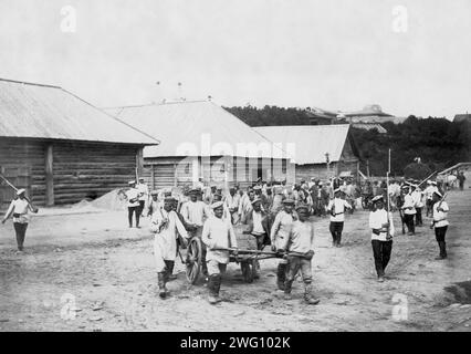 Die Arbeit der Hard Labor Sträflinge, 1890. Die Fotografien wurden auf der Insel Sakhalin während des späten 19. Und frühen 20. Jahrhunderts aufgenommen und bieten seltene Einblicke in die Siedlungen, Gefängnisse und Bewohner der Insel. Die Insel Sachalin wurde vom kaiserlichen Russland als Strafkolonie und Exilort für Kriminelle und politische Gefangene genutzt. Die Sammlung zeigt das öffentliche Leben und die Institutionen in der Stadt Aleksandrowsk Post, Sträflinge, die unter harten Bedingungen oder in Ketten arbeiten, und politische Gefangene. Die Fotografien zeigen auch das tägliche Leben der Niwkh, die im nördlichen Teil der Ureinwohner sind Stockfoto