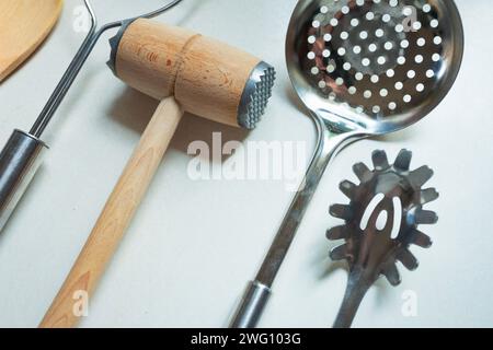 Verschiedene Küchenutensilien auf hellem Hintergrund, Blick von oben. Küchengeräte, flach liegen Stockfoto