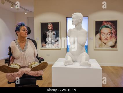 Beckenham, Bromley, Großbritannien. Februar 2024. Sicherheitsanfälligkeit in Marc Quinn, Alison Lapper (8 Monate), Marble, Behind (L) Rankins Stärke (R). Das Bethlem Museum of the Mind zeigt Alison Lappers Arbeit, die ihre Reise der Trauer seit dem vorzeitigen Tod ihres Sohnes Parys erforscht. Mit neuen Arbeiten, die in eine Welt eintauchen, in der das Schweigen oft die Tiefen menschlichen Leidens verhüllt, und die Kraft der Kreativität als Leuchtfeuer der Hoffnung vom 7. Februar bis 2. Juni 2024 auftaucht. Quelle: Paul Quezada-Neiman/Alamy Live News Stockfoto