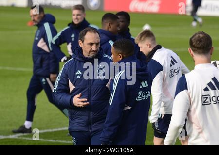 AMSTERDAM: Steven Bergwijn von Ajax mit seinem Assistenten Michael Valkanis während eines Ajax-Trainings im Sportpark de Toekomst. ANP OLAF KRAAK Stockfoto