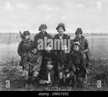 Yakut, 1865-1871. Dieses Album enthält 154 Fotos, die in der zweiten Hälfte der 1860er und 1870er Jahre von einem lokalen Fotografen aus Fernost, V. V. Lanin, aufgenommen wurden. Der Kaufmann V. P. MYL'nikov überreichte es als Geschenk an die Kaiserliche öffentliche Bibliothek St. Petersburg nach seiner Rückkehr aus der Region Amur. Die Fotografien stellen eine Vielzahl von Themen dar, darunter kommunale Szenen von Blagoweschtschensk, Nikolajewsk-na-Amure und Wladiwostok; Bilder des Lebens und der Kultur der Einheimischen, Ansichten der Natur und des Handels entlang der Flüsse Amur, Ussuri und Suifun. Stockfoto