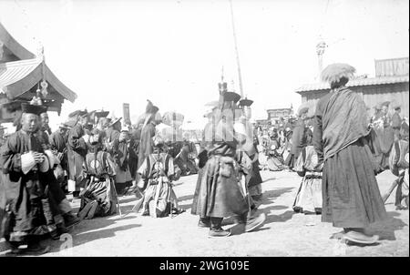 Eine Gruppe buddhistischer Mönche im Datsan, 1880. Aus einer Sammlung von 71 Objekten (Fotografien und negative auf Glas), die im späten 19. Und frühen 20. Jahrhundert von dem berühmten revolutionär-populistischen und sozialen und politischen Aktivisten N.A. Charushin (1851–1937) und von N. Petrov hergestellt wurden. Charushin verbüßte 1878 eine Zwangsarbeitsstrafe im transbaikalen Territorium. Die Sammlung veranschaulicht Aspekte der transbaikalen Geschichte in dieser Zeit, mit einem besonderen Schwerpunkt auf dem Teehandel mit China, das zu dieser Zeit einer der wichtigsten Wirtschaftszweige der Region war. Die Fotos zeigen vari Stockfoto