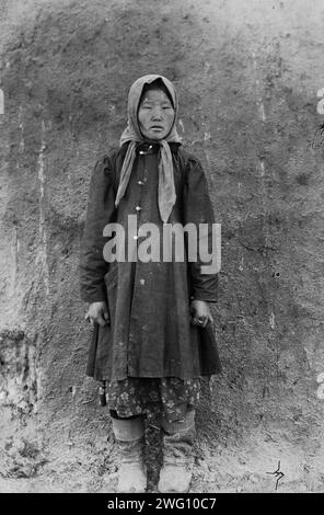 Buryatisches Mädchen, Ende 19. Jh. - Anfang 20. Jh. Das Album „Peoples of Sibirien“ enthält 27 Fotografien, die Yakuten und Burjaten, das tägliche Leben, Festivals, Treffen, Wohnungen, Utensilien und Jagdzubehör. Einige der Fotografien sind mit den Initialen "I. P." der Staatlichen Universität Irkutsk signiert Stockfoto