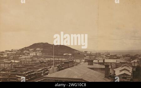 Blick auf Wladiwostok, Russland, von der Veranda Dom Smith, Blick nach Westen in Richtung Stadtzentrum, (1899?). Das Stadtbild zeigt viele Dächer, mit dem Tigrovaia Hügel und der Amur Bucht in der Ferne. In der Mitte des Fotos, am Hang des Hügels, befindet sich das kleine dänische Haus (Hauptquartier der Great Northern Telegraph Company) auf seinem weitgehend unbewohnten Grundstück. Stockfoto