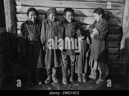 Buryatische Kinder, Ende 19. Jh. - Anfang 20. Jh. Das Album „Peoples of Sibirien“ enthält 27 Fotografien, die Yakuten und Burjaten, das tägliche Leben, Festivals, Treffen, Wohnungen, Utensilien und Jagdzubehör. Einige der Fotografien sind mit den Initialen "I. P." der Staatlichen Universität Irkutsk signiert Stockfoto