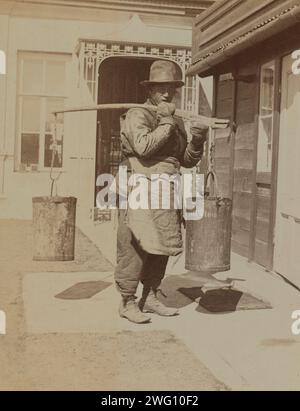 Dou Kee, einer der chinesischen Diener, mit Wassereimern, Dom Smith, Wladiwostok, Russland, 1899. er zeigt Dou Kee auf dem Weg zur Küche im Flügel von Dom Smith, in der Nähe des Haupteingangs. In: Foto-Album von beten Familie Expatriate Life in Wladiwostok, Russland. Eleanor L. Pray Kollektion. Stockfoto