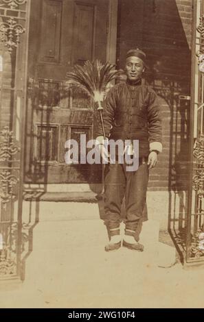 Thune Chin Sin, ein chinesischer Hausdiener und Dienstbogenjunge, der Federstaub am Haupteingang von Dom Smith in Wladiwostok, Russland, 1899 hält. In: Foto-Album von beten Familie Expatriate Life in Wladiwostok, Russland. Stockfoto