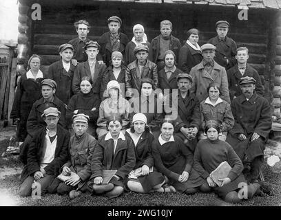 Abschluss einer neunjährigen Schule mit Stiel, 1880. Aus einer Sammlung von 153 Fotografien und Dokumenten, die im Museum für historische Kunst Berdsk aufbewahrt wurden und aus den persönlichen Archiven von Personen stammen, die im späten 19. Und frühen 20. Jahrhundert in der Stadt Berdsk lebten. Die Kollektion bietet Einblicke in den Alltag, die Atmosphäre und die Aktivitäten in Berdsk, einem der wichtigsten Zentren der Getreideverarbeitung zu dieser Zeit. Die Fotos zeigen Gruppen von Schülern und Lehrern, einheimische Mühlen, Menschen in Landwirtschaft und Industrie, Soldaten, Kinder und Jugendliche. Die meisten scheinen bis heute aus der frühen SOV zu stammen Stockfoto