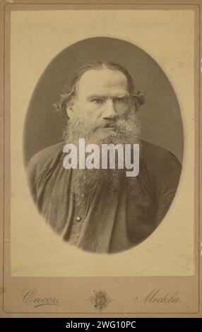 Graf Leo Tolstoi, halblanges Porträt, nach rechts gerichtet, zwischen 1880 und 1886. Stockfoto