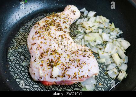 Huhn mit Kräutern zum Backen vorbereitet. Abendessen-Teller Stockfoto