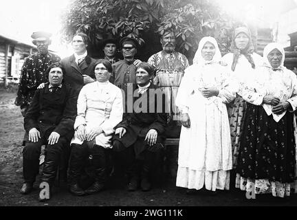 Alte Gläubige, 1890. Das Album „Views of the Yakutsk Region“ enthält 151 Fotos. Zu den Themen gehören die Ufer des Lena River, verschiedene Arten des Flusses, einschließlich Boote, Flöße, Handelskähne und Dampfschiffe, Poststellen entlang der Lena Highway und Transport mit Pferden und Rentieren. Einige der Fotografien sind mit den Initialen "I. P." der Staatlichen Universität Irkutsk signiert Stockfoto