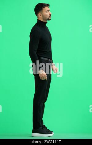 Mann, auf grünem Hintergrund, in voller Länge Stockfoto