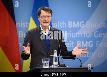 Berlin, Deutschland. Februar 2024. Bundesgesundheitsminister Karl Lauterbach (SPD) spricht anlässlich der deutsch-ukrainischen Gesundheitskonferenz zur deutschen Unterstützung und Zusammenarbeit im Gesundheitswesen auf einer Pressekonferenz im Bundesministerium für Gesundheit. Quelle: Bernd von Jutrczenka/dpa/Alamy Live News Stockfoto