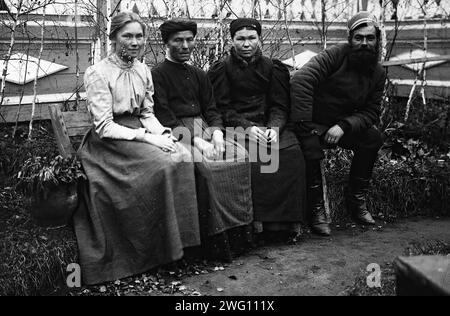 Alte Gläubige Familie, 1890. Das Album „Views of the Yakutsk Region“ enthält 151 Fotos. Zu den Themen gehören die Ufer des Lena River, verschiedene Arten des Flusses, einschließlich Boote, Flöße, Handelskähne und Dampfschiffe, Poststellen entlang der Lena Highway und Transport mit Pferden und Rentieren. Einige der Fotografien sind mit den Initialen "I. P." der Staatlichen Universität Irkutsk signiert Stockfoto
