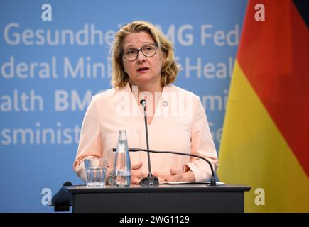 Berlin, Deutschland. Februar 2024. Svenja Schulze (SPD), Bundesministerin für wirtschaftliche Zusammenarbeit und Entwicklung, spricht auf einer Pressekonferenz im Bundesministerium für Gesundheit anlässlich der deutsch-ukrainischen Gesundheitskonferenz zur deutschen Unterstützung und Zusammenarbeit im Gesundheitswesen. Quelle: Bernd von Jutrczenka/dpa/Alamy Live News Stockfoto