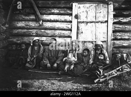 Familie Yakut, 1890. Das Album „Views of the Yakutsk Region“ enthält 151 Fotos. Zu den Themen gehören die Ufer des Lena River, verschiedene Arten des Flusses, einschließlich Boote, Flöße, Handelskähne und Dampfschiffe, Poststellen entlang der Lena Highway und Transport mit Pferden und Rentieren. Einige der Fotografien sind mit den Initialen "I. P." der Staatlichen Universität Irkutsk signiert Stockfoto