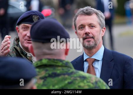 König Frederik X vistis NATO-Hauptquartier des multinationalen Korps in Stettin, Polen, Donnerstag, 1. Februar 2024. Das Hauptquartier wurde 1999 von den damaligen Verteidigungsministern aus Dänemark, Deutschland und Polen eingerichtet. Während des Besuchs wird der König dänische Mitarbeiter im Hauptquartier treffen. Der König ist vom 30. Januar bis 2. Februar auf der offiziellen Geschäftsförderung in Polen, mit Programmen sowohl in der Hauptstadt Warschau als auch in der Hafenstadt Szczecin. Der Besuch konzentriert sich auf grüne Energie und Landwirtschaft, und die Majestät wird von dem Außenminister, dem Minister für Ernährung und dem Ministe begleitet Stockfoto