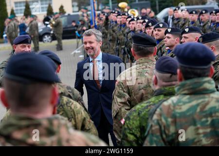 König Frederik X vistis NATO-Hauptquartier des multinationalen Korps in Stettin, Polen, Donnerstag, 1. Februar 2024. Das Hauptquartier wurde 1999 von den damaligen Verteidigungsministern aus Dänemark, Deutschland und Polen eingerichtet. Während des Besuchs wird der König dänische Mitarbeiter im Hauptquartier treffen. Der König ist vom 30. Januar bis 2. Februar auf der offiziellen Geschäftsförderung in Polen, mit Programmen sowohl in der Hauptstadt Warschau als auch in der Hafenstadt Szczecin. Der Besuch konzentriert sich auf grüne Energie und Landwirtschaft, und die Majestät wird von dem Außenminister, dem Minister für Ernährung und dem Ministe begleitet Stockfoto