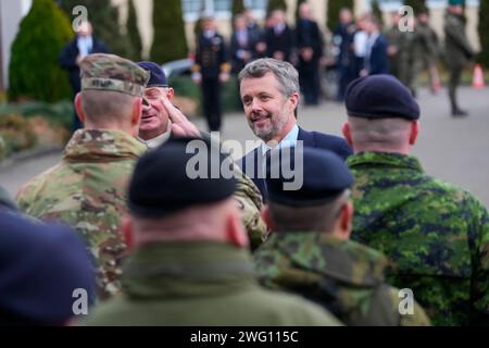 König Frederik X vistis NATO-Hauptquartier des multinationalen Korps in Stettin, Polen, Donnerstag, 1. Februar 2024. Das Hauptquartier wurde 1999 von den damaligen Verteidigungsministern aus Dänemark, Deutschland und Polen eingerichtet. Während des Besuchs wird der König dänische Mitarbeiter im Hauptquartier treffen. Der König ist vom 30. Januar bis 2. Februar auf der offiziellen Geschäftsförderung in Polen, mit Programmen sowohl in der Hauptstadt Warschau als auch in der Hafenstadt Szczecin. Der Besuch konzentriert sich auf grüne Energie und Landwirtschaft, und die Majestät wird von dem Außenminister, dem Minister für Ernährung und dem Ministe begleitet Stockfoto