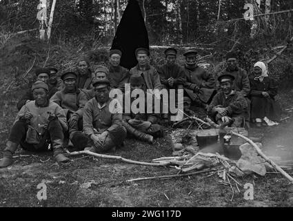 Mittagessen im Wald, 1890. Das Album „Views of the Yakutsk Region“ enthält 151 Fotos. Zu den Themen gehören die Ufer des Lena River, verschiedene Arten des Flusses, einschließlich Boote, Flöße, Handelskähne und Dampfschiffe, Poststellen entlang der Lena Highway und Transport mit Pferden und Rentieren. Einige der Fotografien sind mit den Initialen "I. P." der Staatlichen Universität Irkutsk signiert Stockfoto