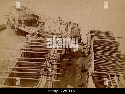 Alte Mine, 1890. Diese Sammlung besteht aus vierundvierzig Fotografien der Sachalin-Insel und der Stadt Petropavlovsk-Kamchatskii im späten 19. Und frühen 20. Jahrhundert. Die Fotografien zeigen Straßen, einzelne Gebäude, Panoramen der bewohnten Gebiete und lokale Menschen, darunter Sträflinge und Gefangene. Die Sammlung bietet Einblicke in die Wirtschaft, Gesellschaft und Lebensweise in dieser abgelegenen Ecke des Russischen Reiches um die Wende zum 20. Jahrhundert. Die Identität des Fotografen ist unbekannt. Kamtschatka Regional Unified Museum Stockfoto