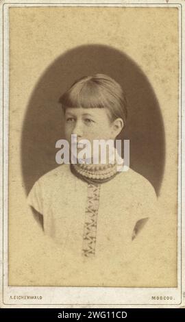 Kopf-und-Schultern-Porträt einer jungen Frau, nach links gerichtet, zwischen 1880 und 1886. Auf der Rückseite steht: Tochter von [unleserlich]. Stockfoto