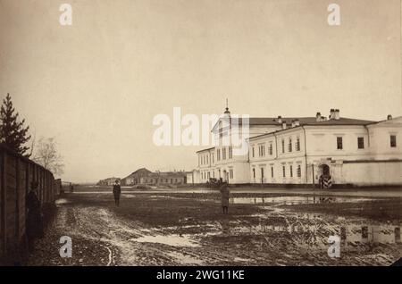 Gefängnis in Irkutsk, Ostsibirien, 1885. Das neue Gefängnis in Irkutsk; daneben befindet sich das alte Gefängnis. Das neue Stadtgefängnis wurde 1861 gebaut, um 450 Gefangene unterzubringen, aber manchmal waren es 1.500. Zum Zeitpunkt des Besuchs von Kennan wurden 743 Gefangene inhaftiert. Stockfoto