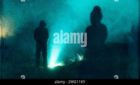 Ein Horrorkonzept von einem Geist wie einer gruseligen viktorianischen Frau. Einen geheimnisvollen Mann mit Kapuze in der Nacht zu sehen. Mit einem Grunge, verschwommener Doppelbelichtung Stockfoto