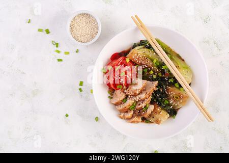 Gebratenes Hühnchen, süße Paprika und Pak Choy in einer Schüssel auf dem Tisch verrühren. Braten Sie pak Choi unter Rühren. Asiatisches Essen. Draufsicht Stockfoto