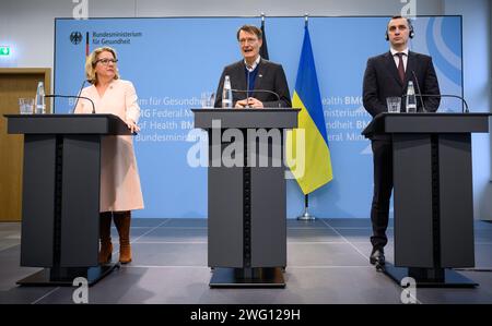 Berlin, Deutschland. Februar 2024. Svenja Schulze (l-r, SPD), Bundesministerin für wirtschaftliche Zusammenarbeit und Entwicklung, Karl Lauterbach (SPD), Bundesminister für Gesundheit, und Viktor Liashko, Gesundheitsminister der Ukraine, sprechen auf einer Pressekonferenz im Bundesministerium für Gesundheit anlässlich der deutsch-ukrainischen Gesundheitskonferenz zur deutschen Unterstützung und Zusammenarbeit im Gesundheitswesen. Quelle: Bernd von Jutrczenka/dpa/Alamy Live News Stockfoto