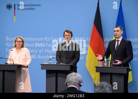 Berlin, Deutschland. Februar 2024. Svenja Schulze (l-r, SPD), Bundesministerin für wirtschaftliche Zusammenarbeit und Entwicklung, Karl Lauterbach (SPD), Bundesminister für Gesundheit, und Viktor Liashko, Gesundheitsminister der Ukraine, sprechen auf einer Pressekonferenz im Bundesministerium für Gesundheit anlässlich der deutsch-ukrainischen Gesundheitskonferenz zur deutschen Unterstützung und Zusammenarbeit im Gesundheitswesen. Quelle: Bernd von Jutrczenka/dpa/Alamy Live News Stockfoto