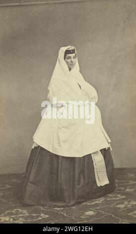 Porträt der georgischen Frau, nach rechts gerichtet, zwischen 1870 und 1886. Stockfoto