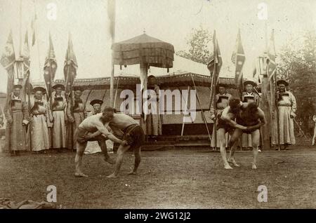 Der Kampf der Burjaten, der sich in der Passage seiner kaiserlichen Hoheit, dem Erben von Zarewitsch Nikolai Alexandrowitsch, fand 1895 statt. Diese Sammlung umfasst mehr als 200 Fotografien, die während wissenschaftlicher Expeditionen in die abgelegensten Wildnisgebiete Sibiriens am Ende des 19. Und Anfang des 20. Jahrhunderts aufgenommen wurden. Diese Auswahl veranschaulicht das Leben von sieben indigenen Gruppen aus Ostsibirien: KETs, Dolgans, Burjaten, Yakuten, sogar Evenks und Toffalars. Nowosibirsk Staatliches Museum für Regionalgeschichte und Folklife. Stockfoto