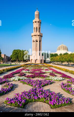 Sultan Qaboos große Moschee, Minarett mit blühenden Blumen in Gärten, Maskat, Oman Stockfoto