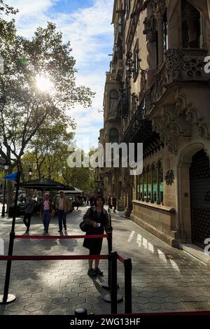 Passanten im Casa Amatller, Hintergrundbeleuchtung, Sonnenstrahlen, Passeig de Gracia, Barcelona, Spanien Stockfoto