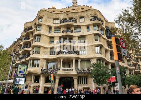 Kunstvoll gestaltete Fassade, Balkone mit schmiedeeisernen Gittern, Crowd, Casa Mila, Casa Mila, La Pedrera, Passeig de Gracia, Barcelona, Spanien Stockfoto