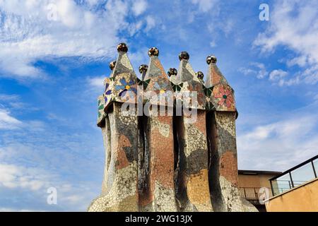 Kunstvoll gestaltete Kamine, Mosaike, Casa Batllo, Barcelona, Spanien Stockfoto