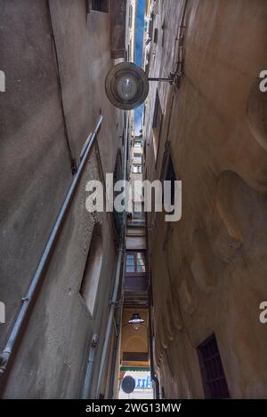 Hohe Wohngebäude in einer engen Gasse im historischen Stadtzentrum von Genua, Italien Stockfoto