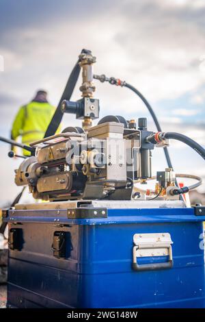 Nahaufnahme eines im Einsatz befindlichen hydraulischen Greiferarmsystems, Glasfaserbau, Nagold, Schwarzwald, Deutschland Stockfoto