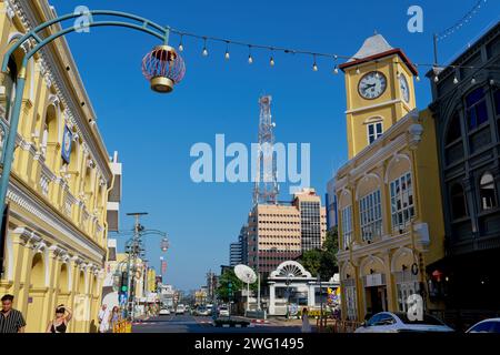 Das alte Standard Chartered Bank Gebäude. (l) und dem Phromthep Uhrturm in der Altstadt von Phuket Town, Thailand, der erstere beherbergt jetzt ein Museum Stockfoto