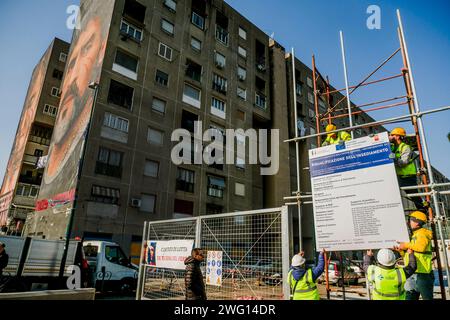 Die Baustelle für den Abriss der Bronx von San Giovanni a Teduccio wird eröffnet. Innerhalb von drei Jahren werden die Gebäude nach dem Erdbeben weltweit berühmt für das große Wandgemälde, das Diego Armando Maradona gewidmet ist, herunterkommen müssen. Es mangelt nicht an Kontroversen für diejenigen, die wollten, dass die Mauer mit Jorits Arbeit aufrecht bleibt, und für diejenigen, die die Priorität der Stadterneuerung zur Gewährleistung menschenwürdiger Wohnverhältnisse bekräftigt haben. Stockfoto